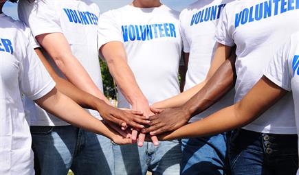 عمل الخير ينعكس بالخير على فاعله