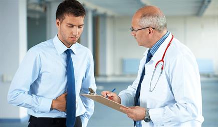 صورة رجل مصاب بفتق