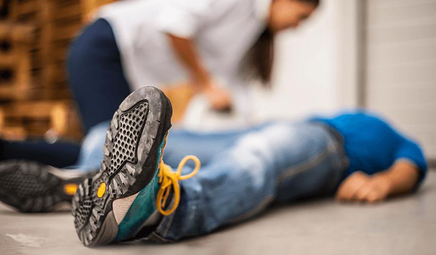 صورة شخص يساعد مصاب بنوبة صرع