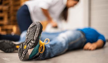 صورة شخص يساعد مصاب بنوبة صرع