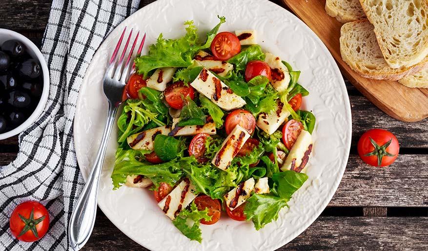 الخس وجبنة الحلوم