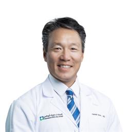 طبيب في قسم الطوارئ يتذوق طعم الدواء الذي يقدمه لمرضاه